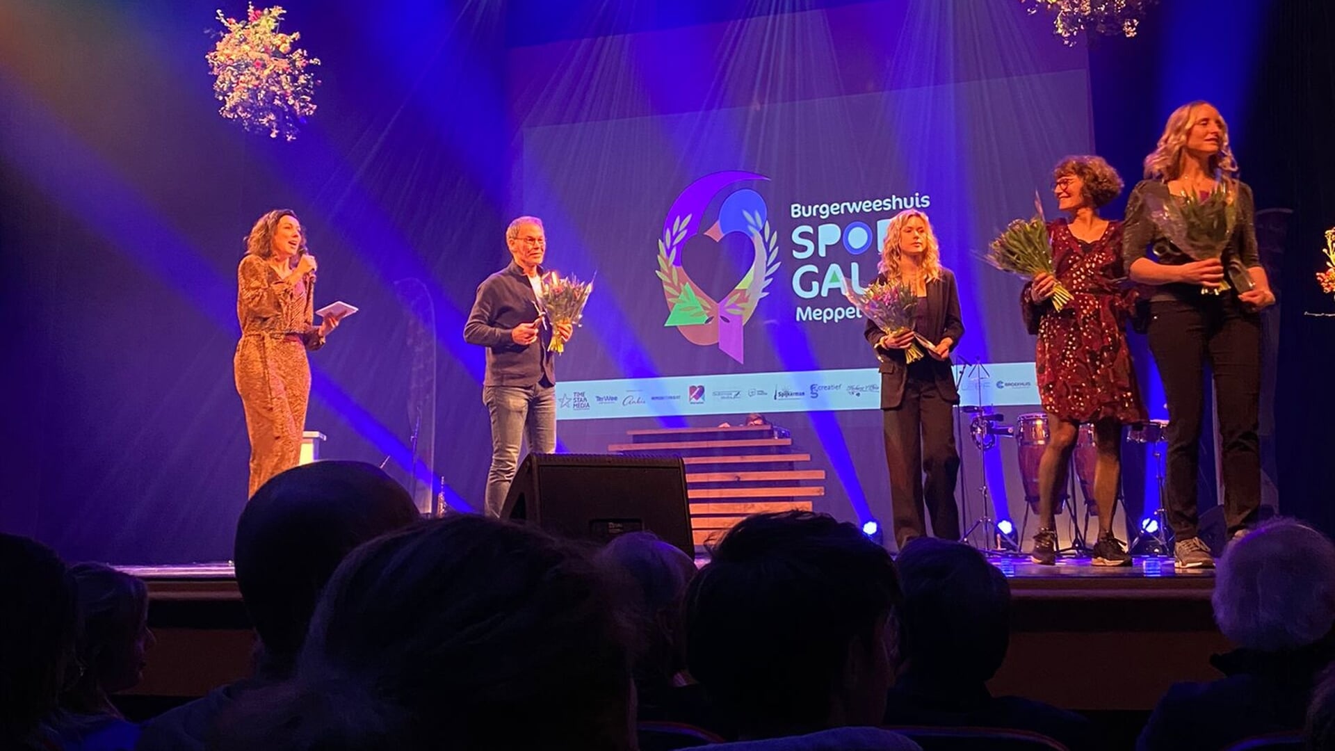 Jan Willem Koop van Racket en Fitness Centrum Steenwijk neemt de prijs in ontvangst (2e van links)