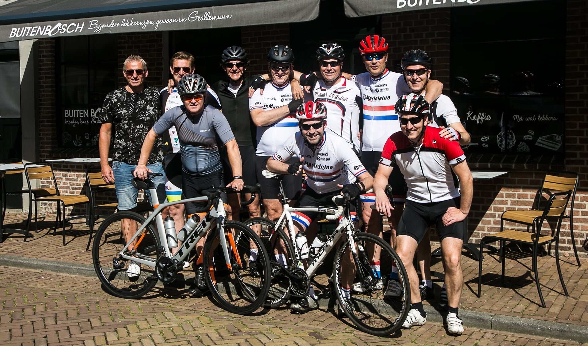 De club vrienden gaat de Alpe d'Huez lopend en per fiets bestijgen.