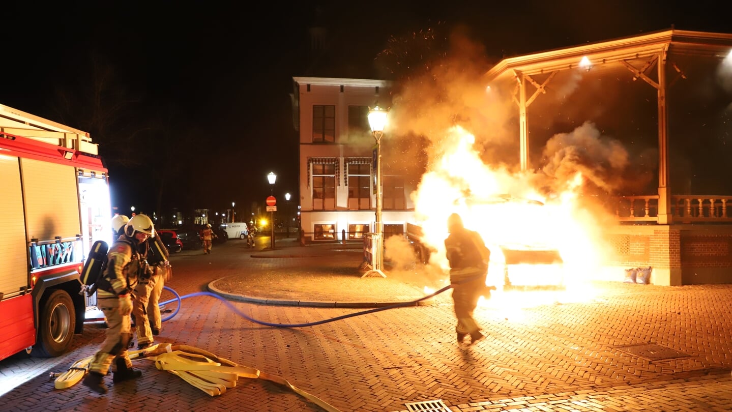 Een bedrijfswagen brandt uit bij de muziekkoepel op de Nieuwe Markt.