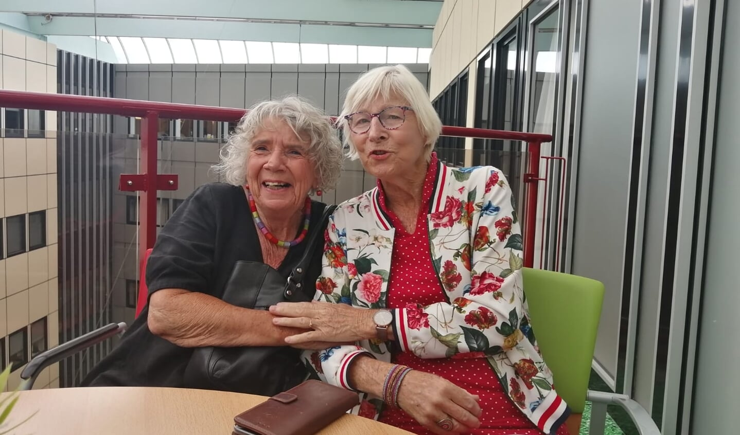 Phia Vogel (links) en Marjo Westerhof in het UMCG in Groningen