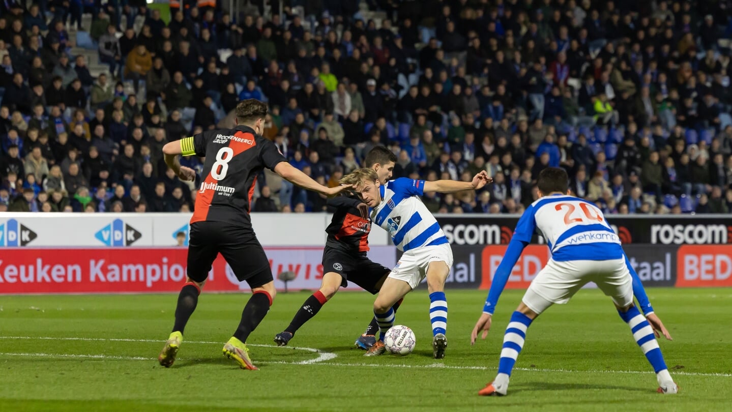 Thomas van den Belt hier in actie tegen Almere City. Tegen Feyenoord werd met 3-1 verloren. De eerste nederlaag sinds 28 oktober 2022. 