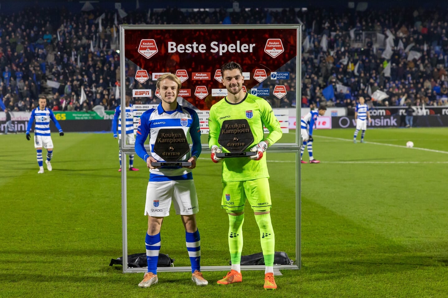 Beste speler Thomas van den Belt (l) en beste keeper Jasper Schendelaar van de tweede periode kregen vrijdag hun bronzen schild uitgereikt.. 