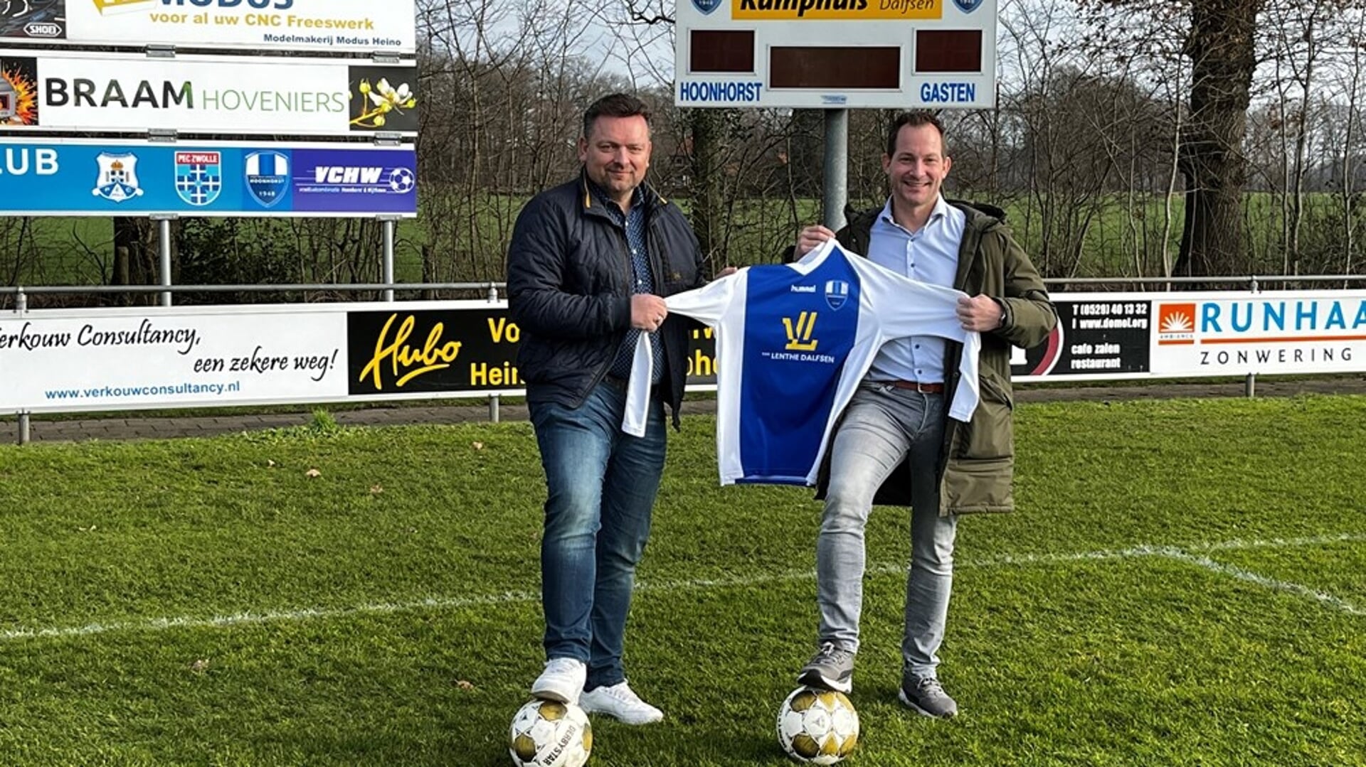 Edward Groot Lipman en Mike Niens (bestuurslid voetbalzaken Hoonhorst).