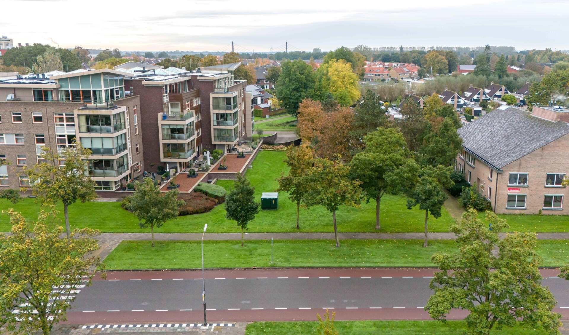 Wooncomplex Parkstaete aan de Kennedylaan met de bomen.