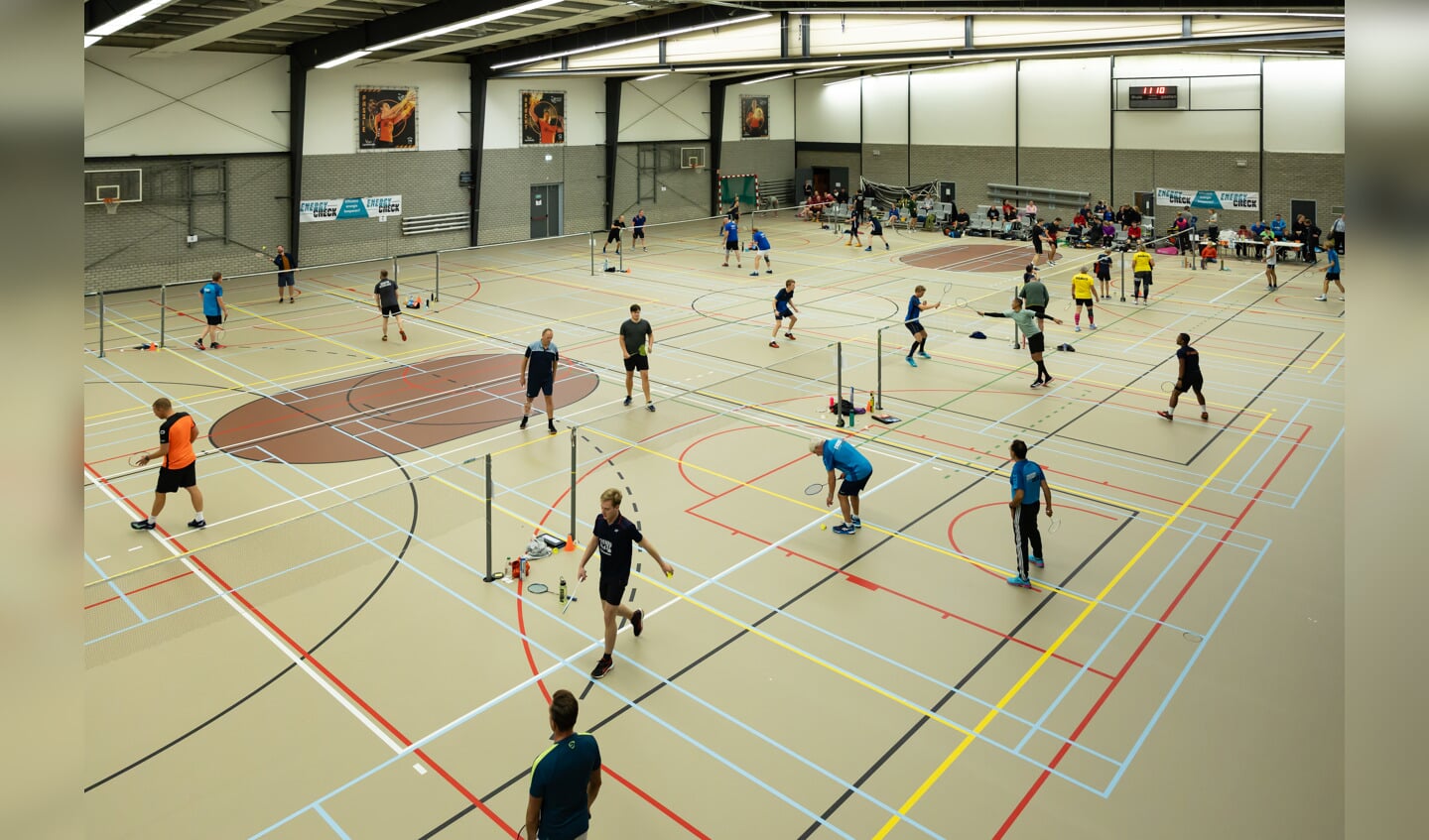 Het Peperbustoernooi van de Zwolse Badminton Club werd gespeeld op tien speelvelden. 