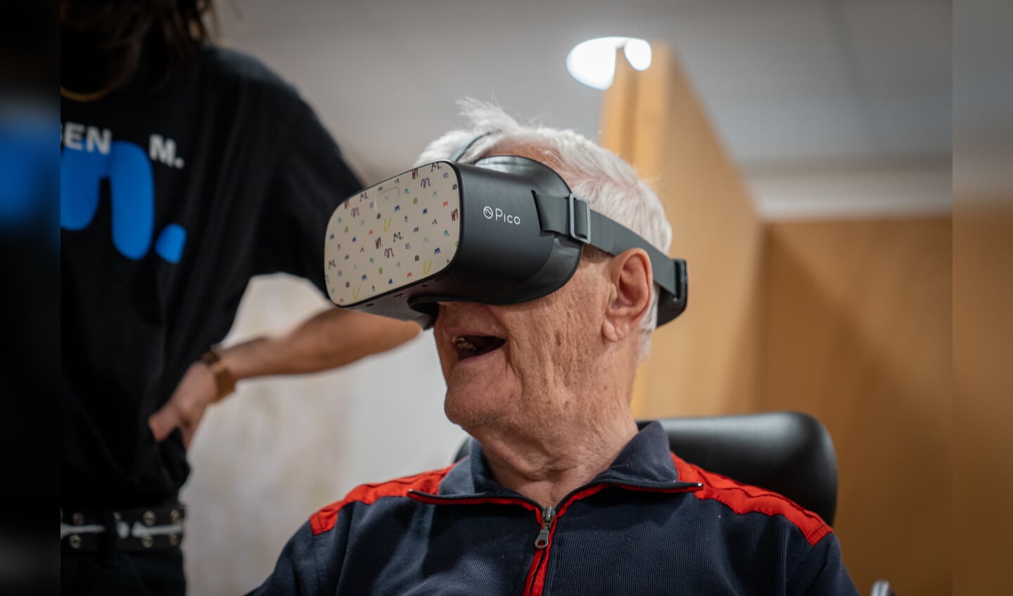 Een bewoner bekijkt een kunstwerk via Virtual Reality 