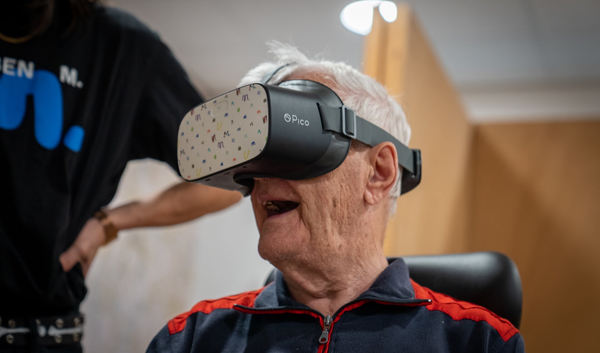 Een bewoner bekijkt een kunstwerk via Virtual Reality 