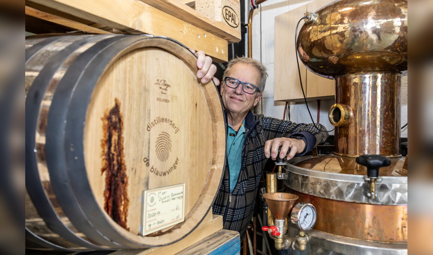 Richard Rijnja op zijn werkplek in de Marslanden. “Ik ben heel trots, niet helemaal het juiste woord, dat ik de eerste echte Zwolse whisky op de markt breng.”