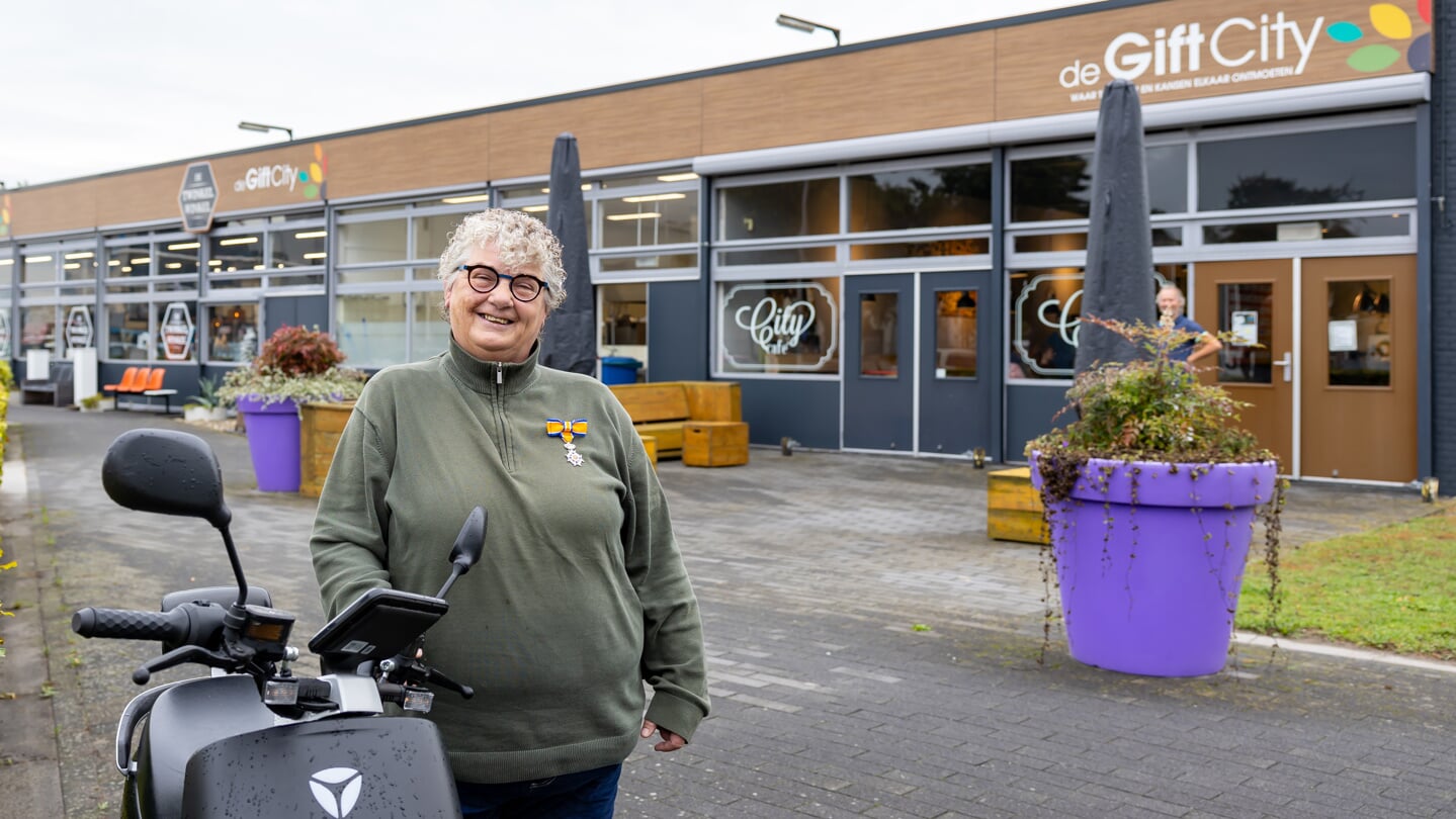 Vele duizenden kilometers rijdt Els jaarlijks op haar scooter door Zwolle om hulp te bieden