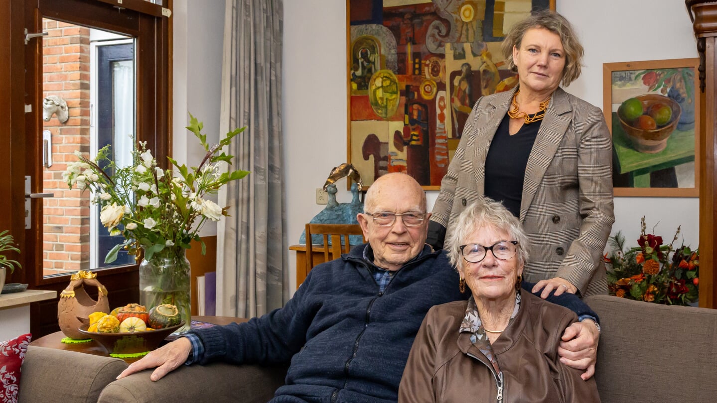 ZWOLLE - De heer en mevrouw Den Hengst zijn 60 jaar getrouwd. Wethouder Monique Schuttenbeld bij het echtpaar op bezoek om hen persoonlijk te feliciteren. © Pedro Sluiter
