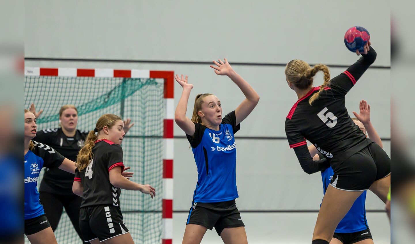 Yinthe Schaddenhorst (16) anticipeert op een Drentse doelpoging.
