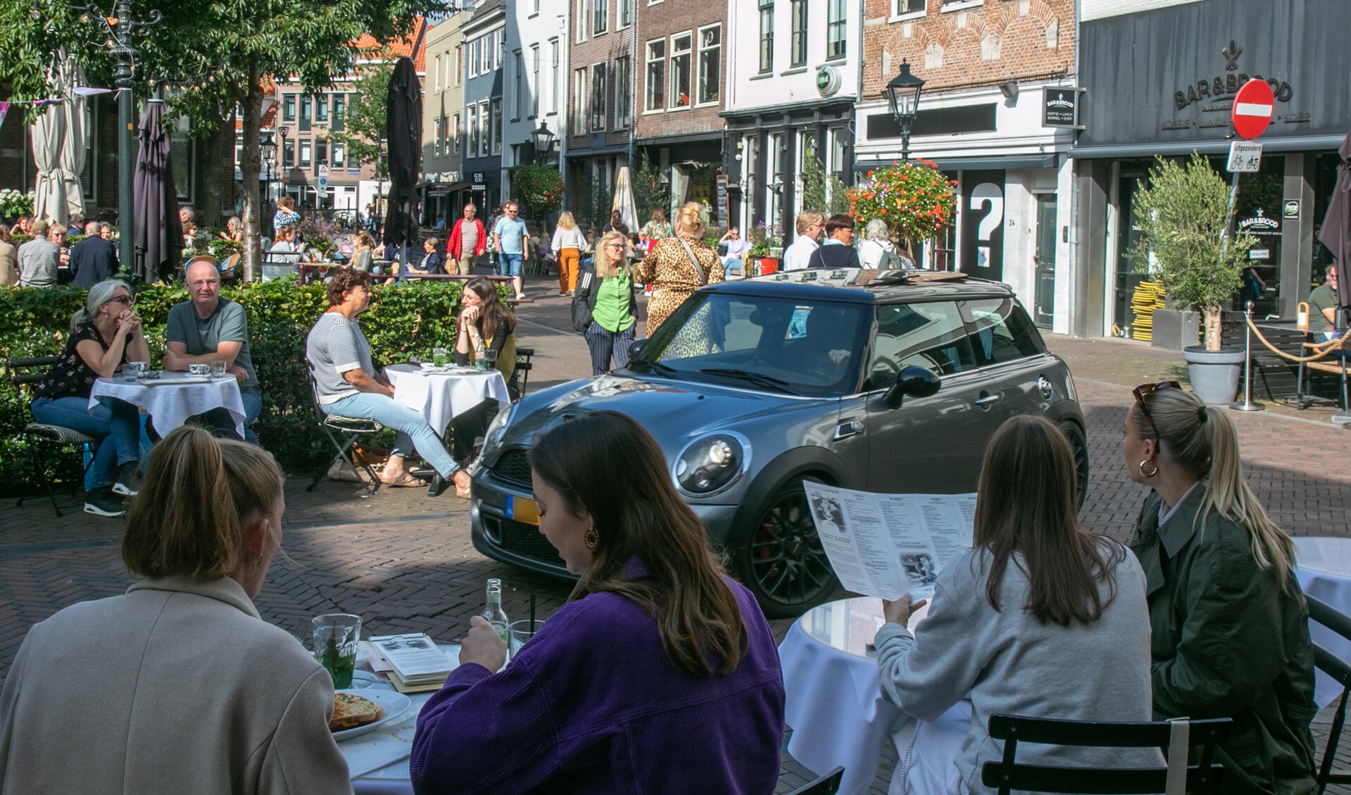 Mensen genieten op de Nieuwe Markt. Zwolle gaat voor een autoluwe binnenstad waar de auto te gast is. 