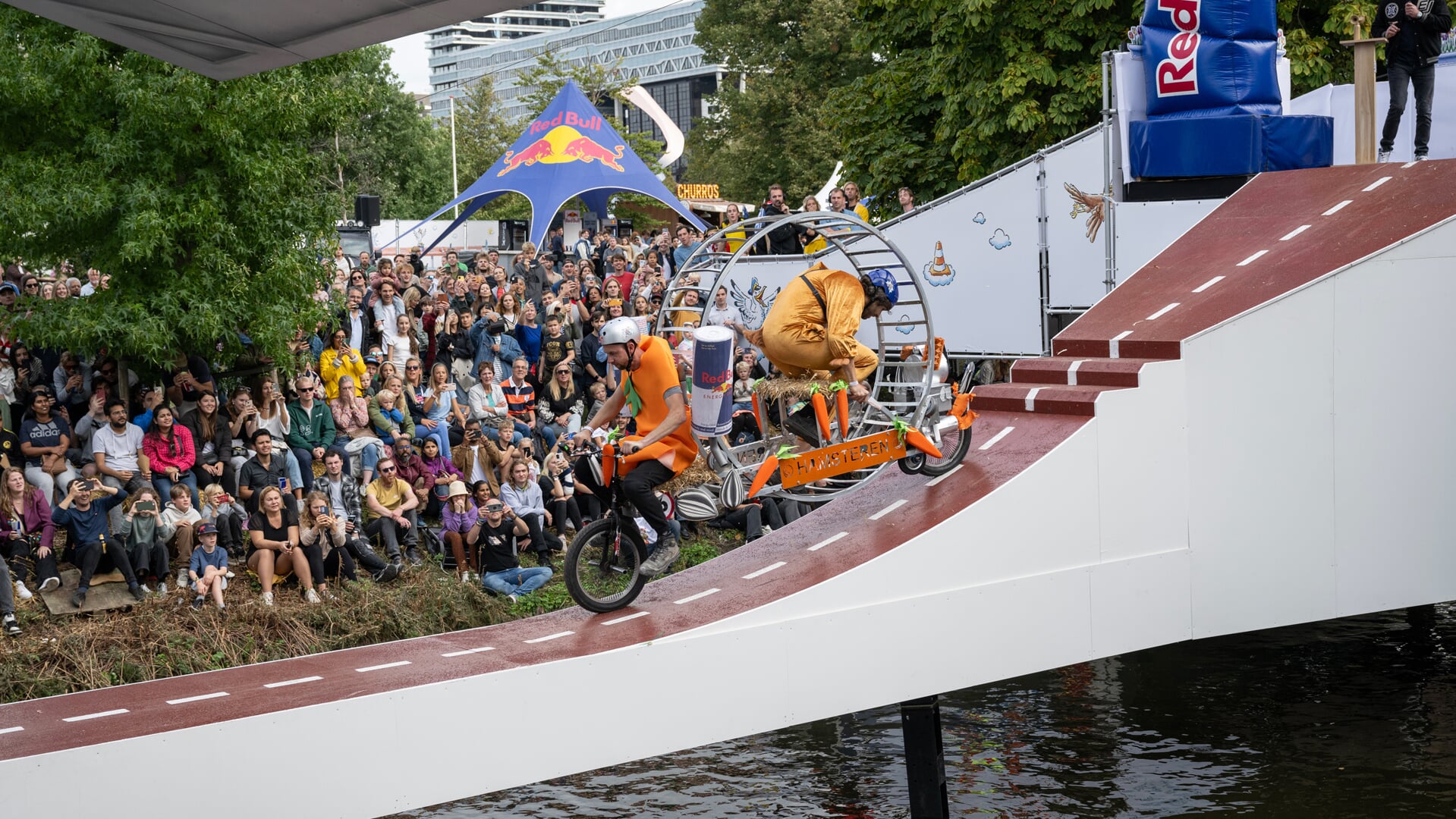 Zeewolder Team Spectaculair Te Water Tijdens Red Bull Stalen Ros ...