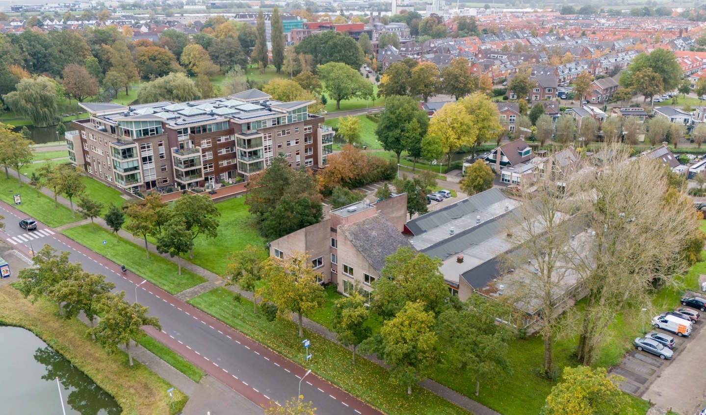 Wooncomplex Parkstaete aan de Kennedylaan met de bomen.