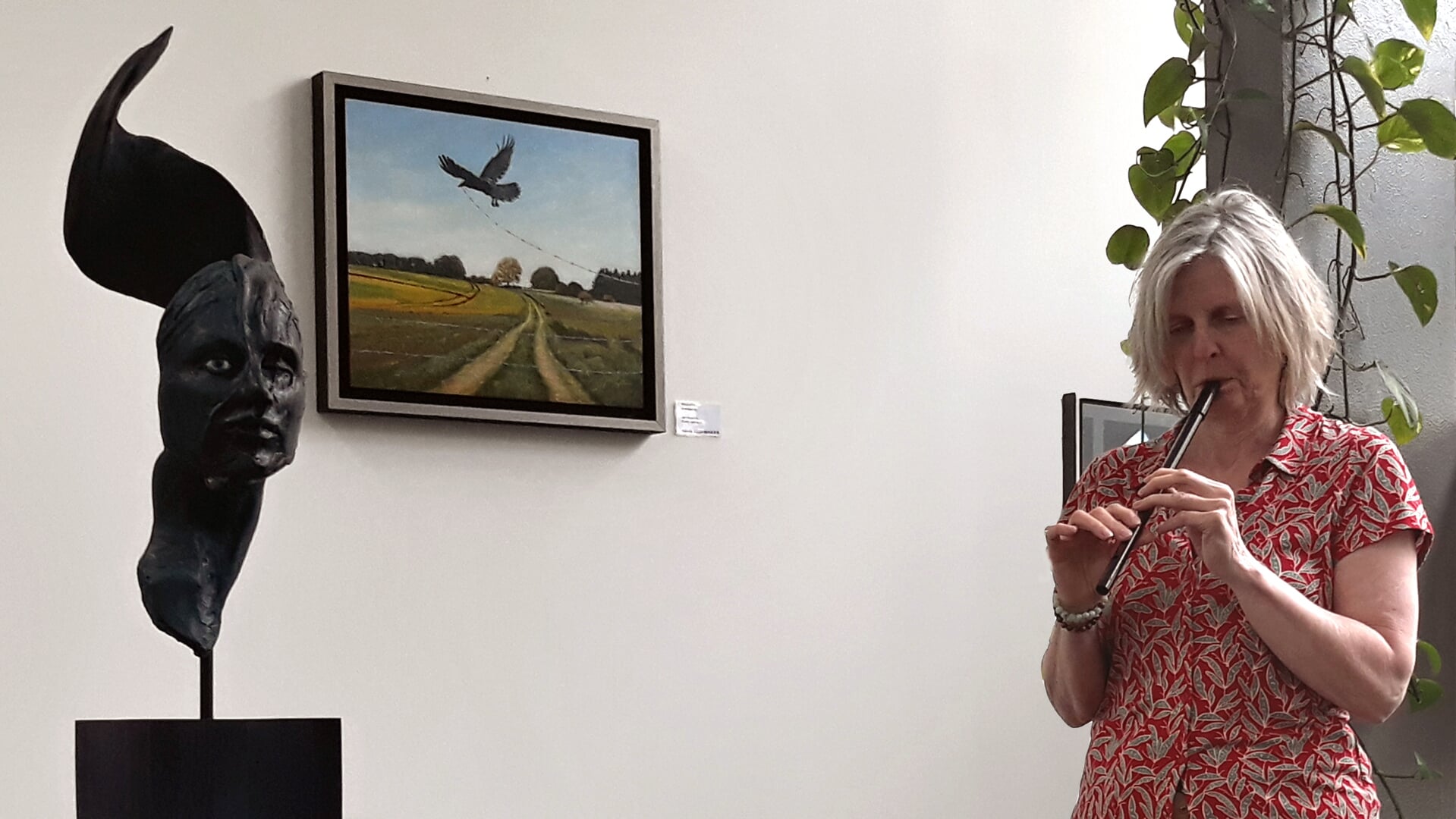 Willeke Orsel bij haar beeld ’The Veil’