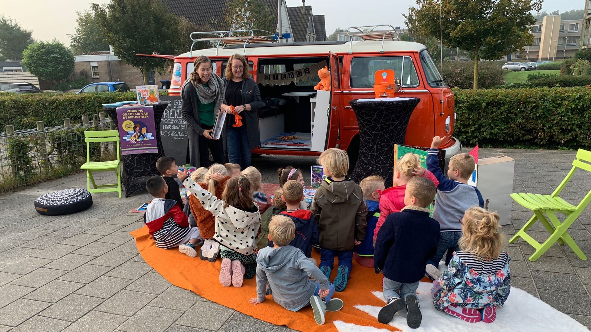 De Biebus op het schoolplein in Dronten.