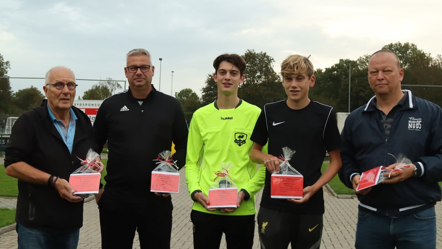 Jaap Muis (links) bedankt de scheidsrechters.