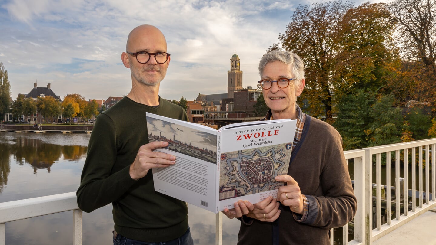 Herman Reezigt (l) en Frank Inklaar met de historische atlas.