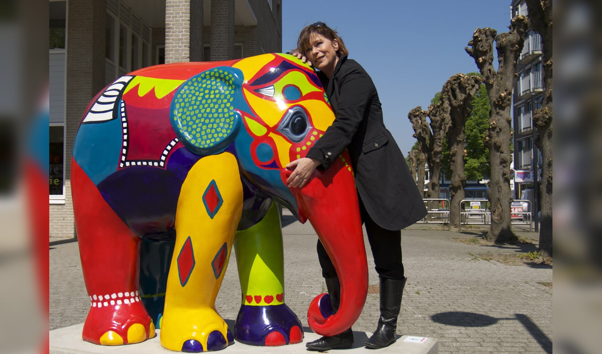 Lia Gurowitsch met een kunstwerk van haar