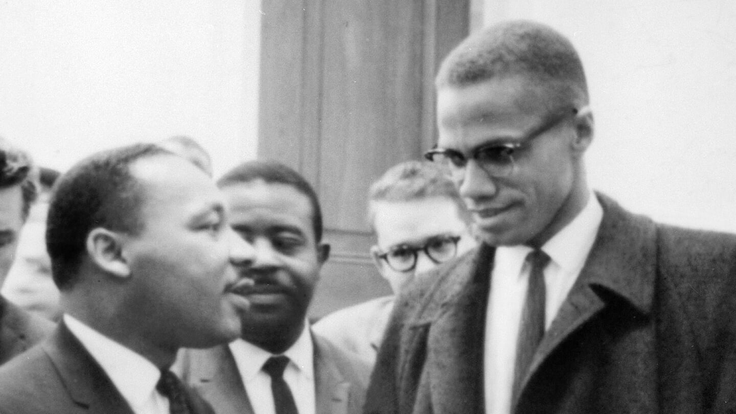 Maarten Luther King (links) in 1964