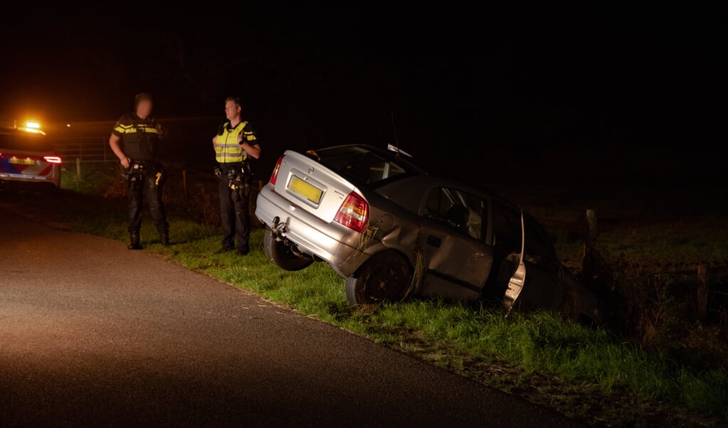 Auto Belandt In Sloot Bij éénzijdig Ongeval Bij Tuk, één Persoon Naar ...