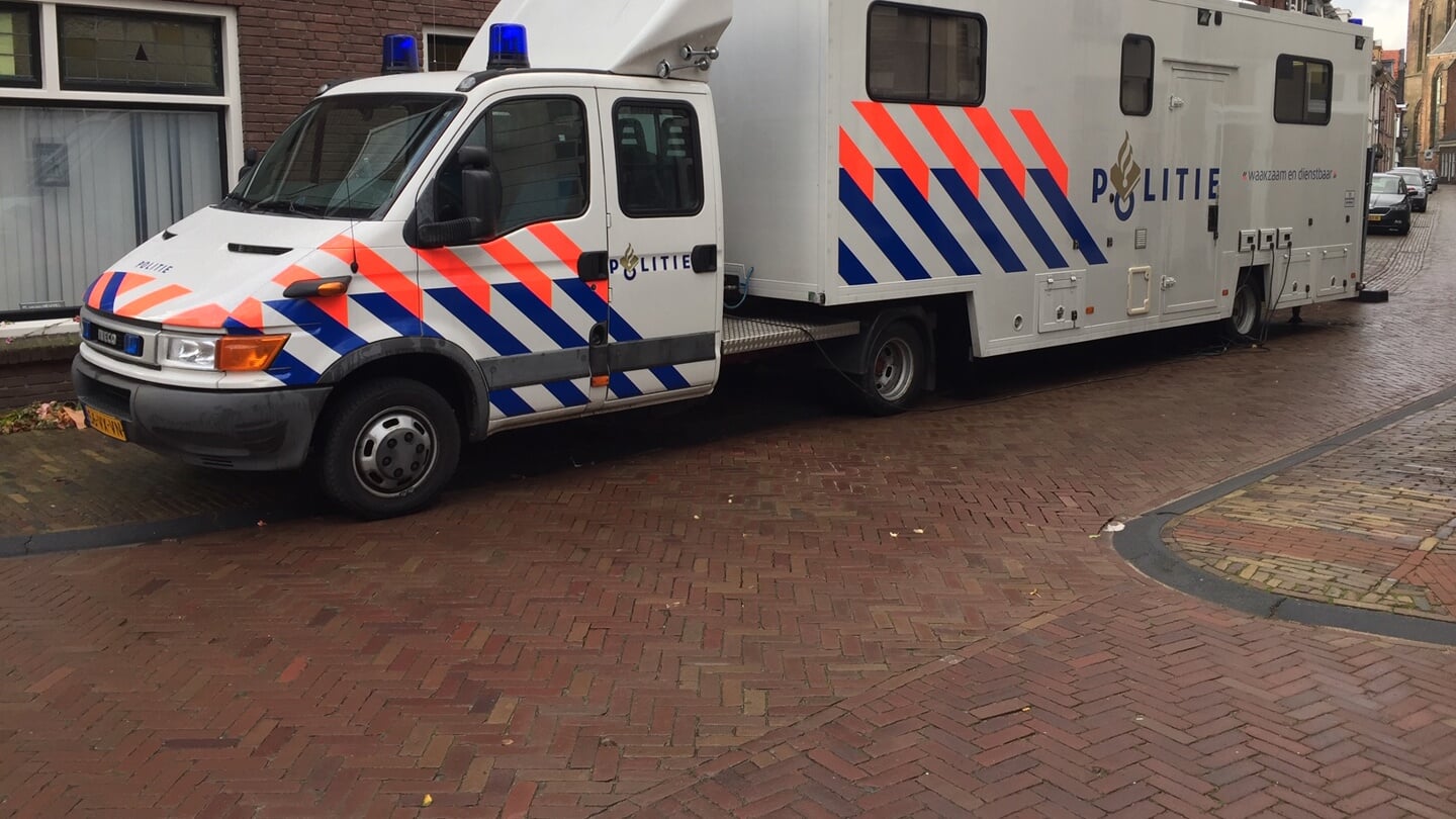 Er staat opnieuw een mobiel politiebureau voor het huis van Van den Heuvel.