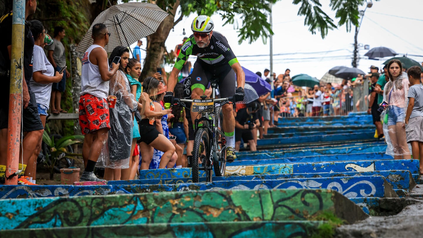 Alex Laanstra trotseert een trap tijdens de Brasil Ride -