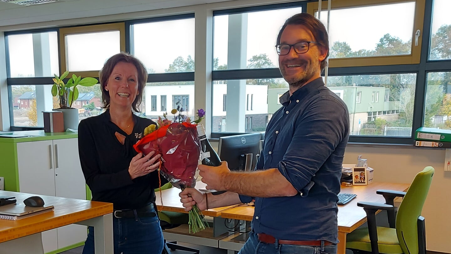 Renée Haze krijgt een bloemetje van OFW-directeur Niek Pouw.