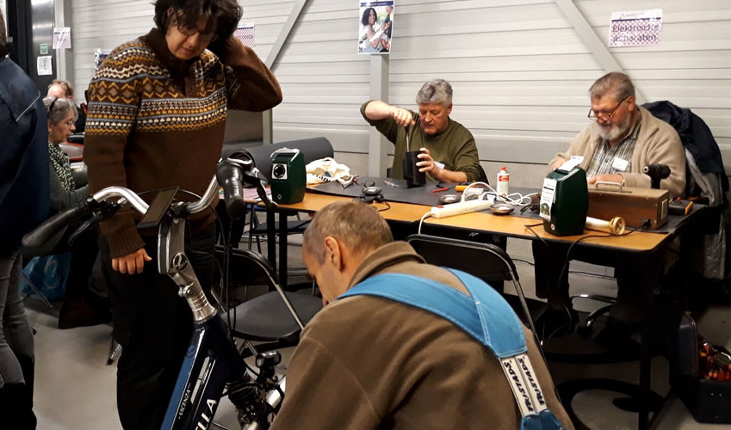 De fietsenmaker van het Repair Café in de Kringloopwinkel