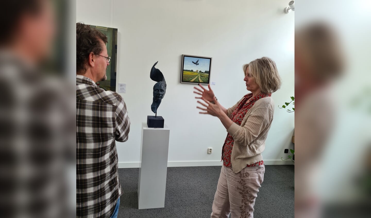 Willeke Orsel met Wouter Berns bij haar beeld The veil.