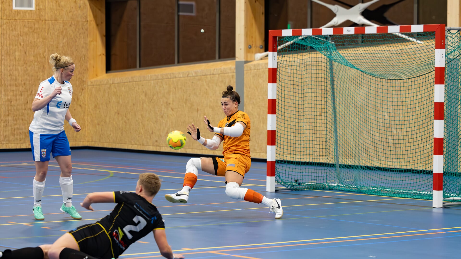 Keepster Alissa Visch van Exstudiantes zaalvoetbal brengt redding.