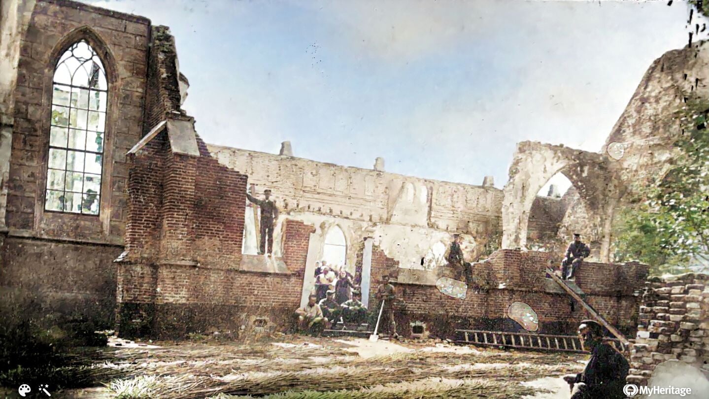 De ruïne van de verwoeste kerk in 1882.