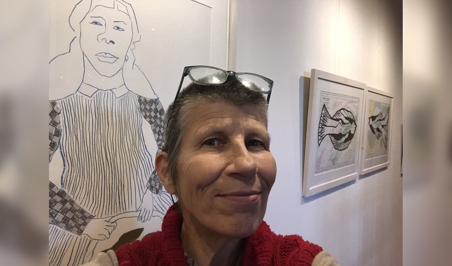 Titit Zaadnoordijk op haar expositie in de Stadsgehoorzaal