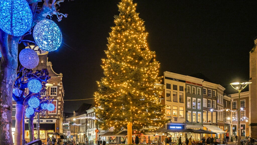 Met een Kerstboom op de Grote Markt en lichtbeeldentour is Zwolle klaar voor de Kerst De