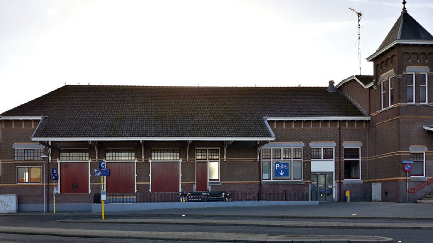 Zicht op het Kamper stationsgebouw vanaf het busstation