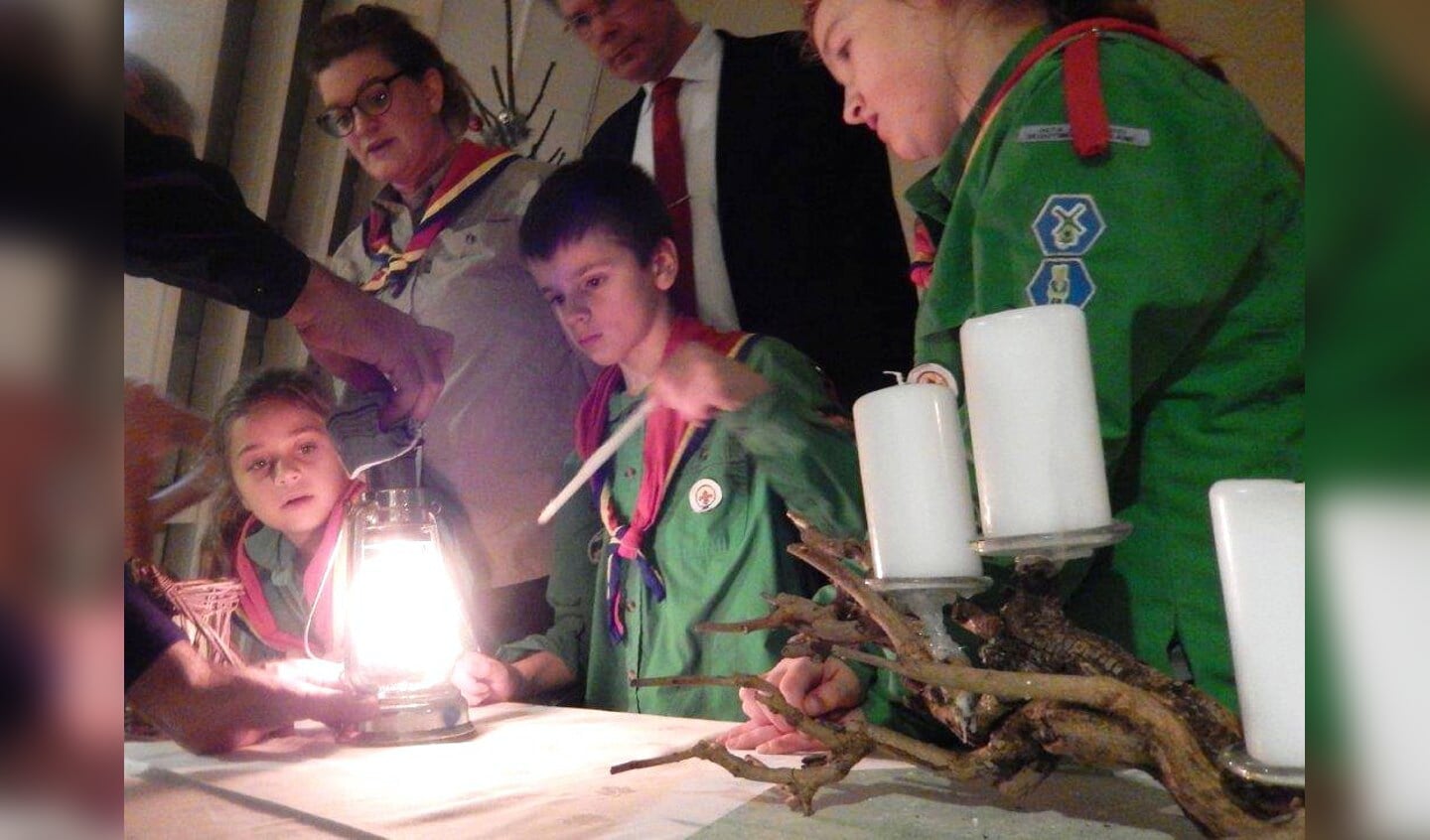 Scouts van Renatum 57 brengen het Vredeslicht naar de kapel aan de Hogenkampsweg in Zwolle.
