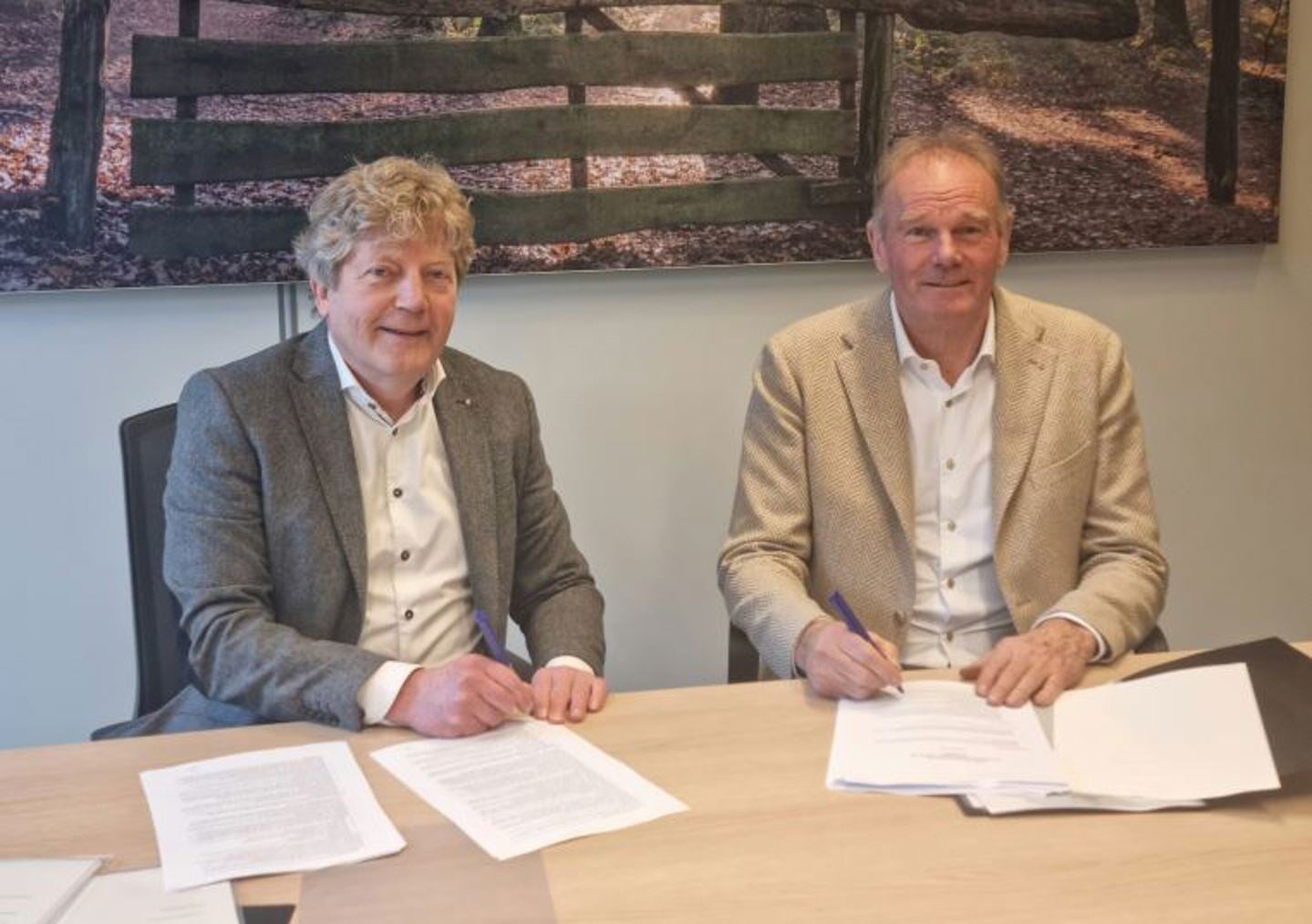 Ondertekening Valderse III door wethouder Vedder (links) en projectontwikkelaar Van Kooten