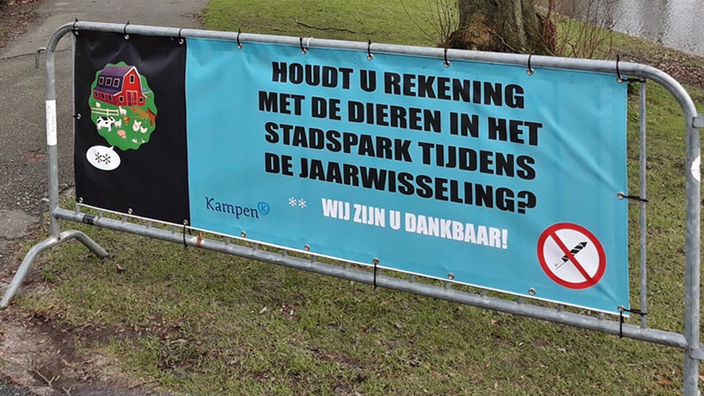 Eén van de vijf dranghekken in het Stadspark met een dringende oproep