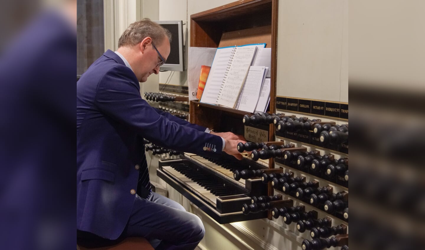 Harm Hoeve achter de klavieren van het Dom-orgel van Utrecht