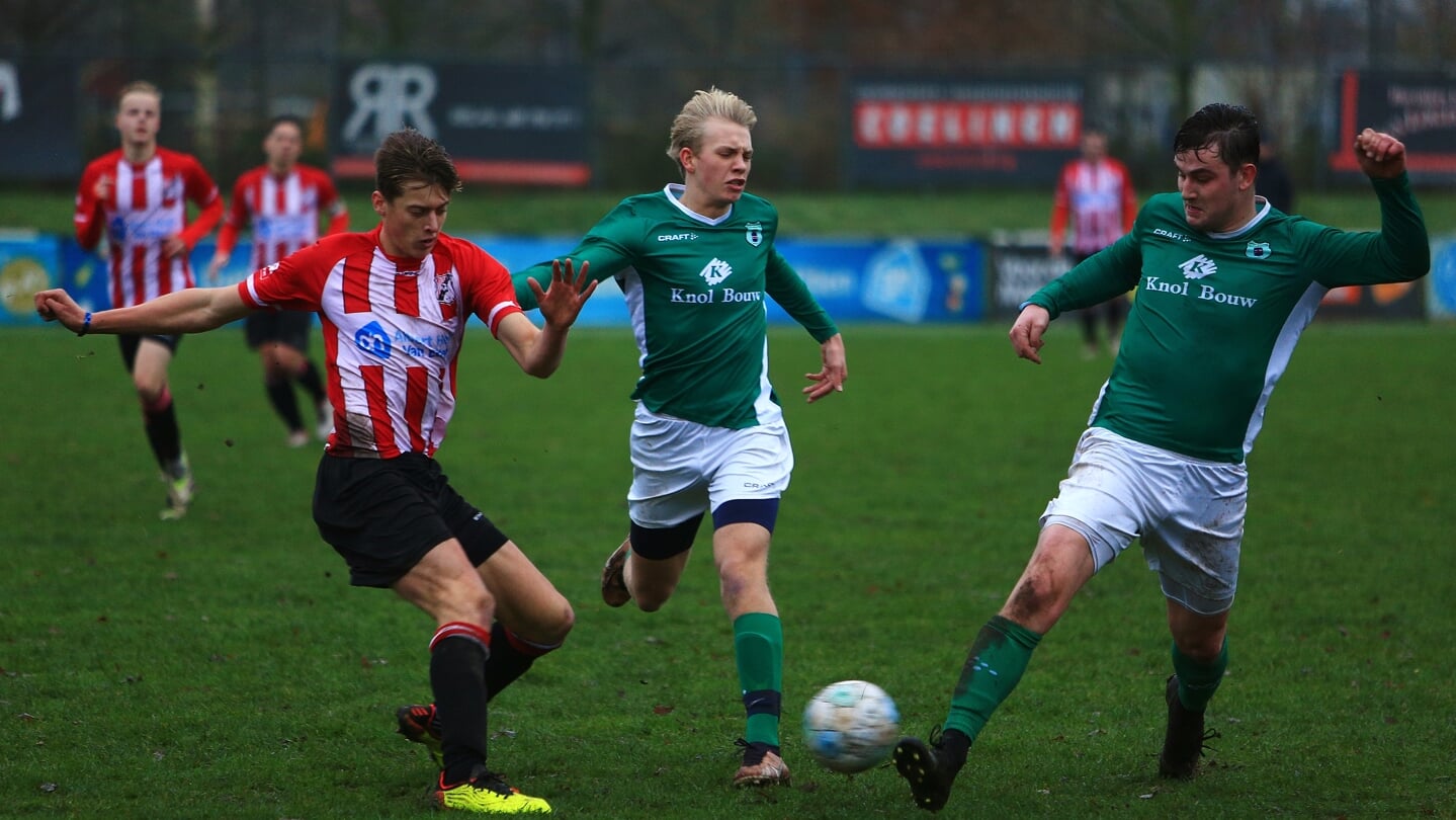 Doelpuntenmakers Linde en Van den Berg in actie.