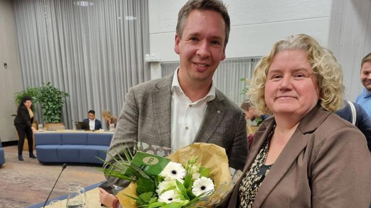 CDA-fractievoorzitter Willemien Wever (rechts) bedankt Jens de Craen.