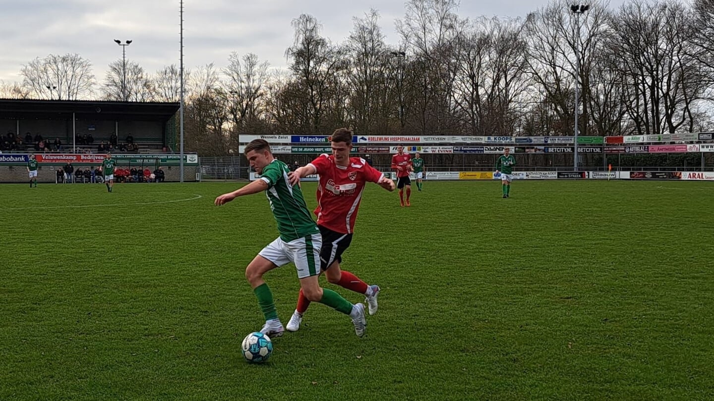 Westerveen probeert de bal af te pakken.