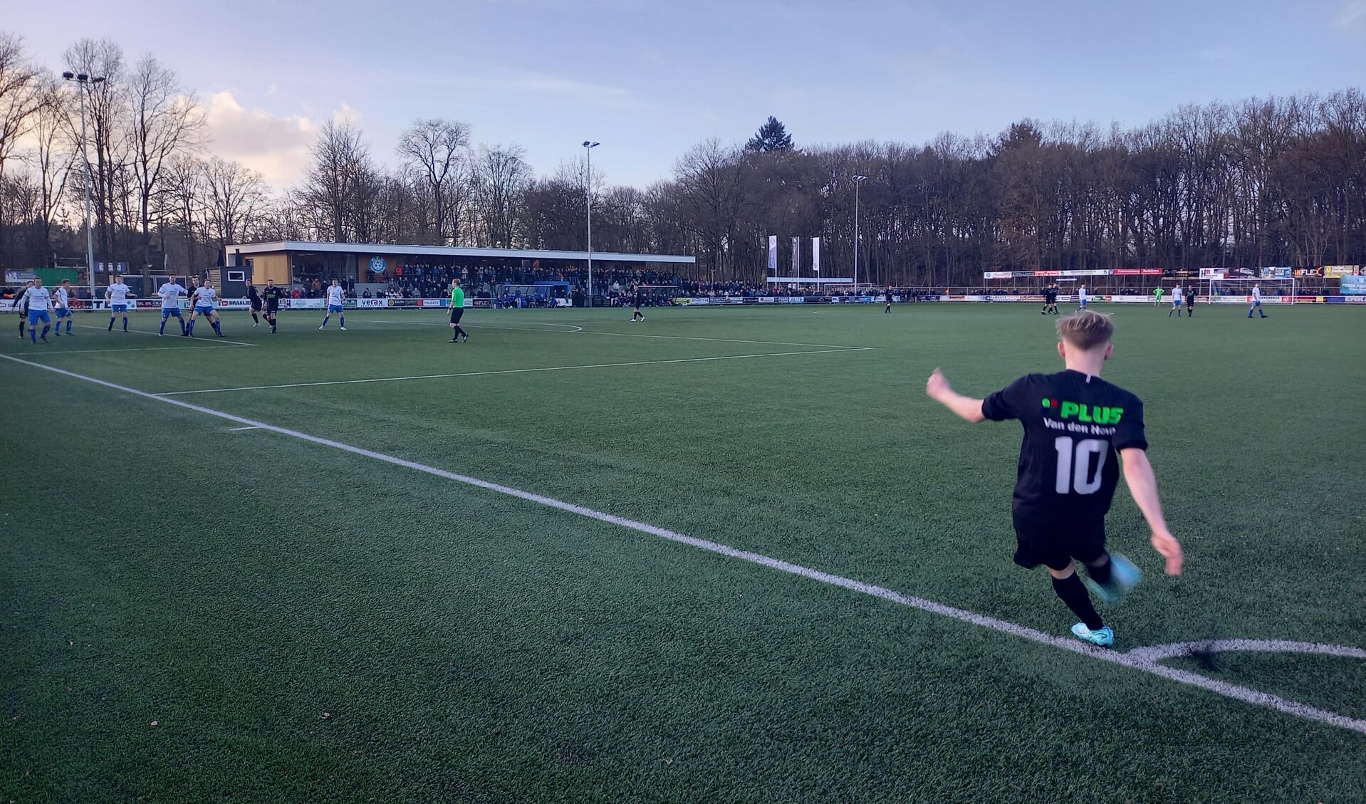 Jochem Tellegen neemt een corner namens SEH, spelend in het zwarte uittenue