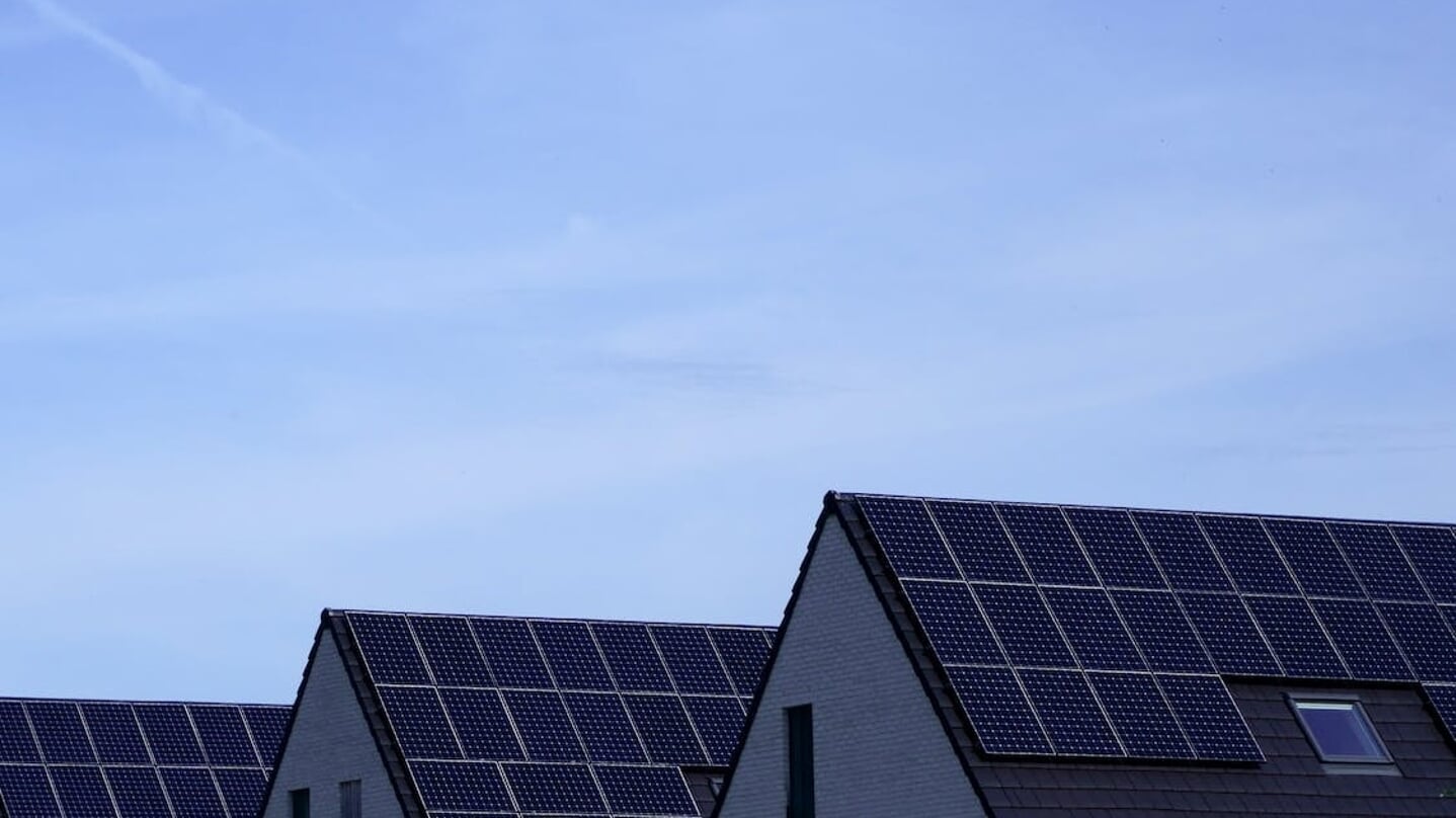 Grootschalige zon-op-landprojecten zijn projecten met een vermogen groter van 15 kWp (ter vergelijk meer dan circa 43 zonnepanelen). 