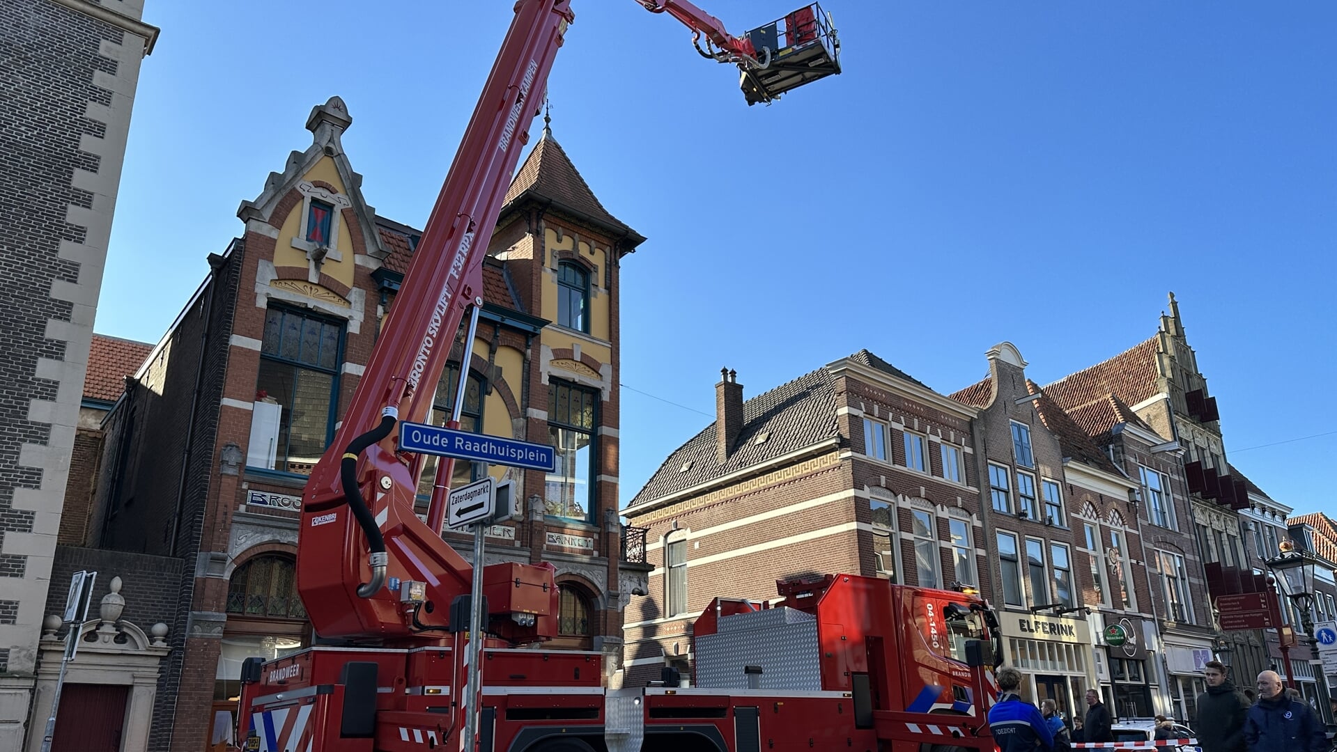 De brandweer is uitgerukt voor een brand in de Oudestraat Kampen.