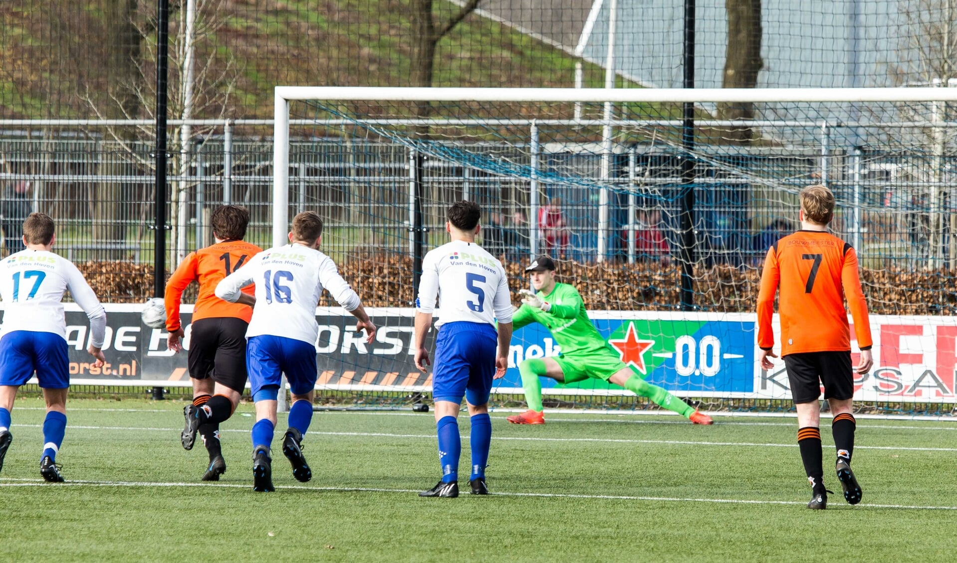 Misschien wel het moment van de wedstrijd: SEH-keeper Van Leeuwen stopt de penalty.