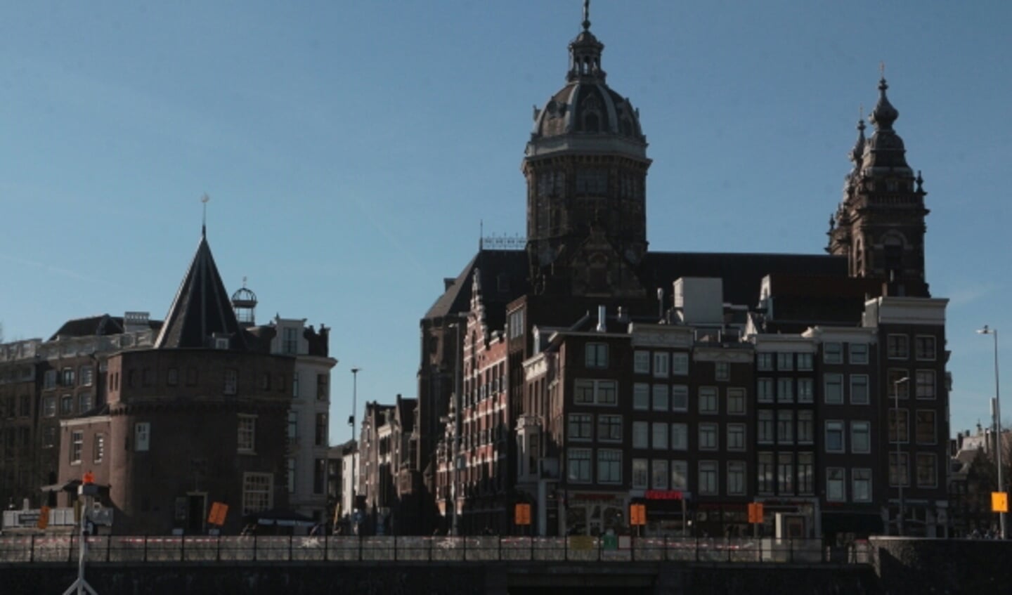 Zicht op het Kamper hoofd en de Kamper steiger in Amsterdam, met links de Schreierstoren.
