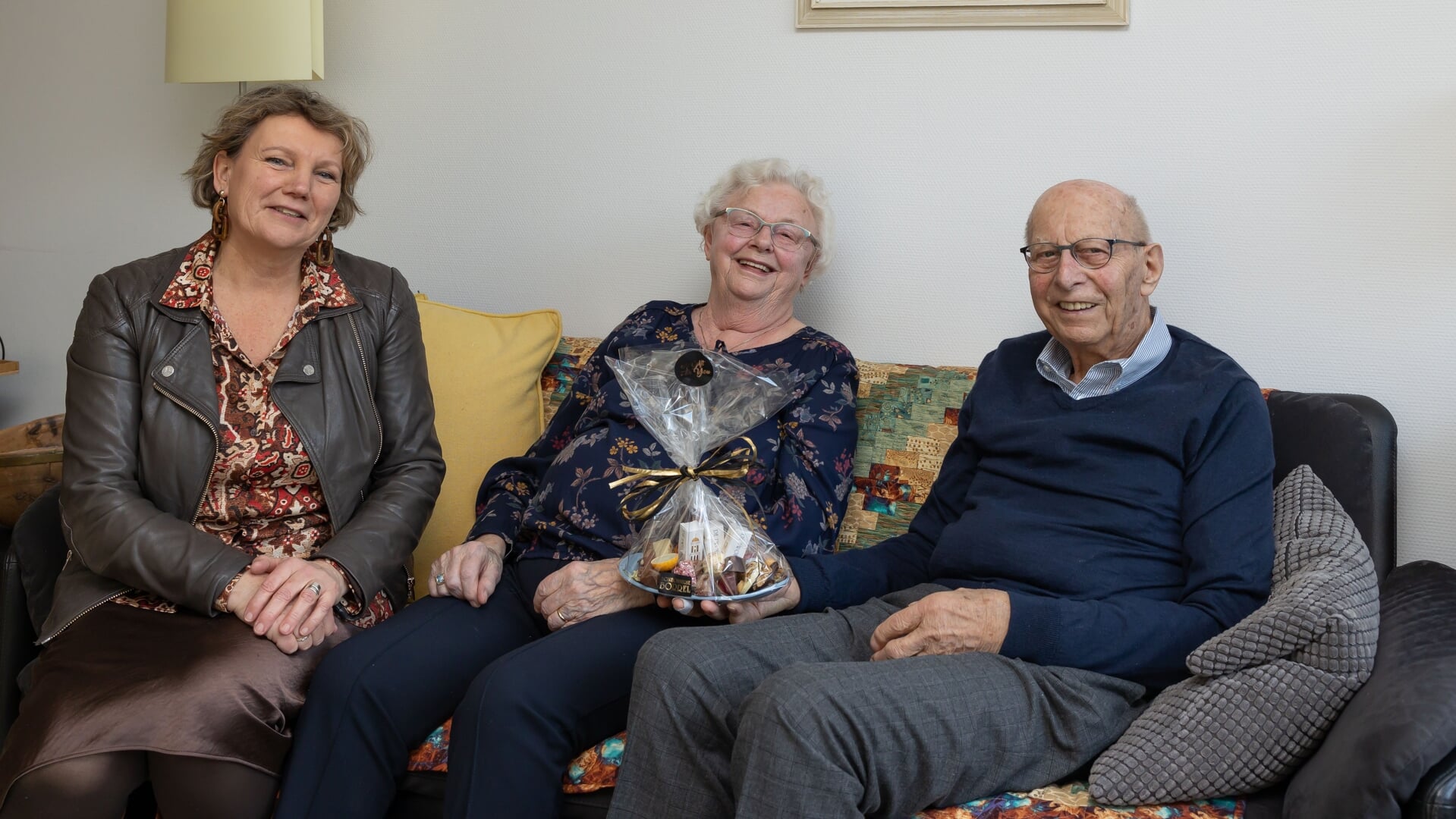 De heer en mevrouw Marskamp vieren hun diamanten huwelijk, wethouder Monique Schuttenbeld bracht het echtpaar een bezoek namens de gemeente Zwolle