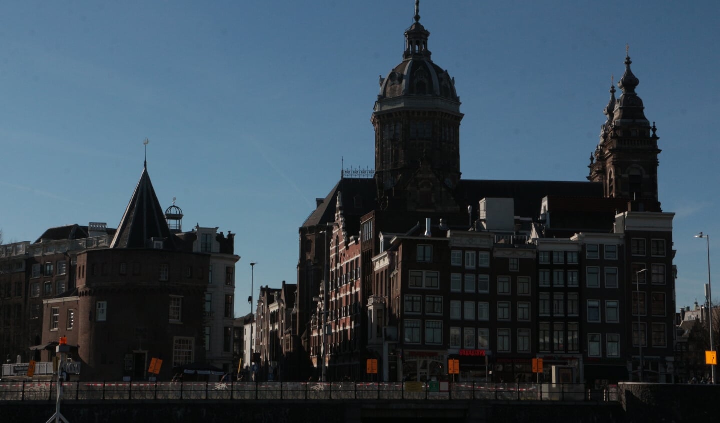 zicht op het Kamper hoofd en de Kamper steiger in Amsterdam, met links de Schreierstoren.