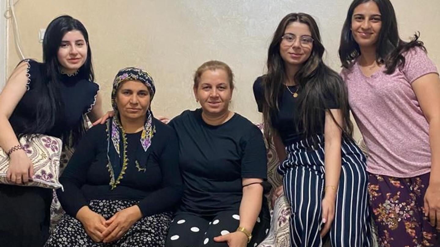 Emine (links) gaat jaarlijks met haar moeder en zusje op bezoek bij familie in Turkije.
